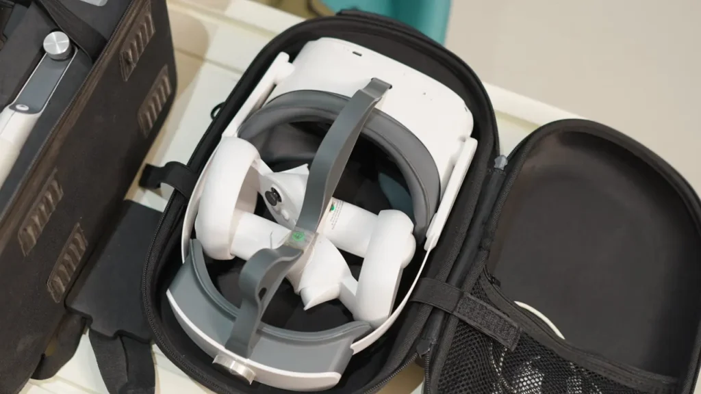 Visual field headset in its travel case
