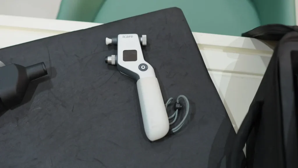 Handheld eye pressure tonometer